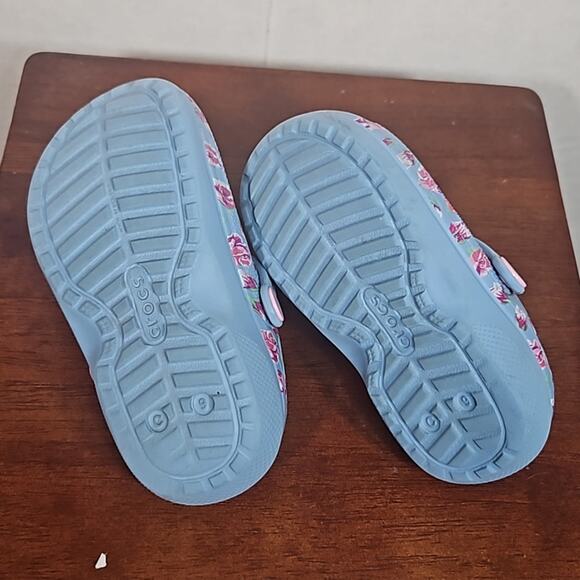 CROCS Girls Blue and Pink Floral Fuzzy lined Clogs - Picture 6 of 7